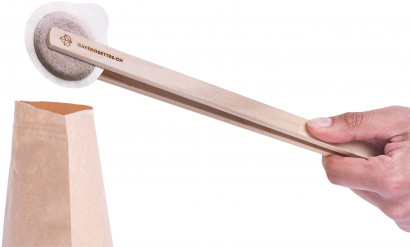 Pince en bois - Pour retirer les dosettes des sachets